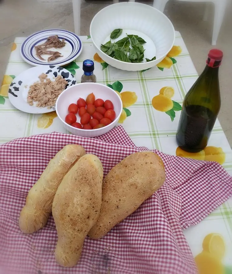 Bed and Breakfast Due Passi Dal Centro Marsala 2*,
